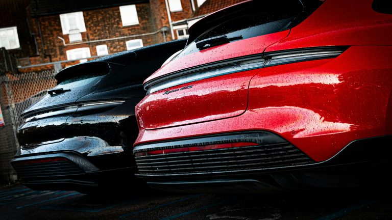 Read more about the article Diventare Autista Professionista in Italia: Il Ruolo Chiave delle AutoScuole nel Collegare Formazione e Lavoro Fisso