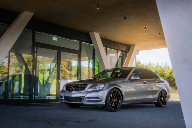 Read more about the article AutoScuole Professionali in Italia: Dal Sogno della Moto al Contratto da Camionista con Supporto Post-Corso